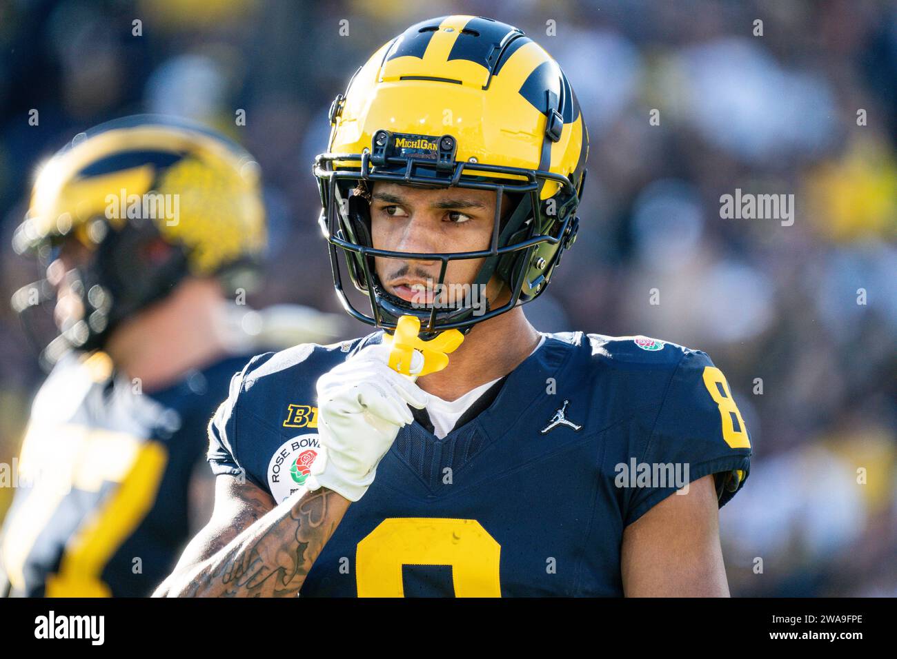 Il wide receiver dei Michigan Wolverines Tyler Morris (8) durante la semifinale CFP al Rose Bowl Game contro gli Alabama Crimson Tide, lunedì 1° gennaio, Foto Stock