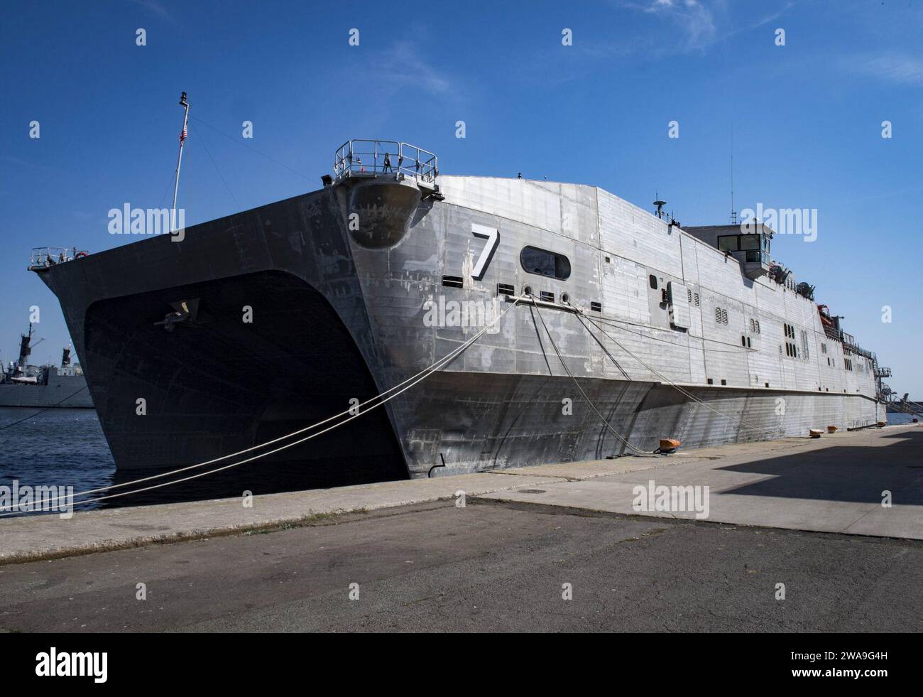 Forze militari STATUNITENSI. CONSTANTA, Romania (27 agosto 2018) la nave da trasporto veloce classe spearhead USNS Carson City (T-EPF 7) si trova sul molo a Constanta, Romania, 27 agosto 2018. Carson City è la settima di nove navi da trasporto veloci di spedizione nell'inventario del Military Sealift Command con la missione principale di fornire un trasporto rapido di equipaggiamento militare e personale nel teatro attraverso la sua area di 20.000 piedi quadrati riconfigurabile della baia della missione e posti a sedere per 312 passeggeri. (Foto della Marina degli Stati Uniti di Mass Communication Specialist 1st Class Kyle Steckler/rilasciata) Foto Stock