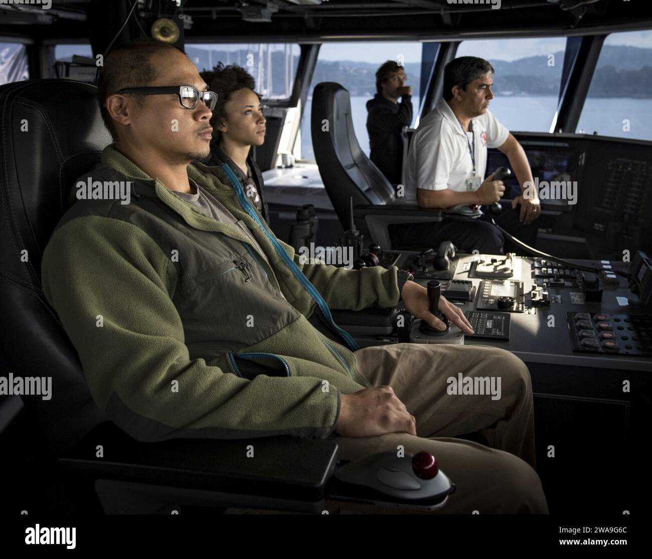 Forze militari STATUNITENSI. BOSPORUS STRAIT (30 agosto 2018) Un pilota di nave, Right, e marinai del servizio civile assegnati alla nave da trasporto veloce classe spearhead USNS Carson City (T-EPF 7) stanno a guardia sul ponte mentre la nave transita nello stretto del Bosforo dopo essere uscita dal Mar Nero, 30 agosto 2018. Carson City è la settima di nove navi da trasporto veloci di spedizione nell'inventario del Military Sealift Command con la missione principale di fornire un trasporto rapido di equipaggiamento militare e personale nel teatro attraverso la sua area di 20.000 piedi quadrati riconfigurabile della baia della missione e posti a sedere per 312 passenge Foto Stock