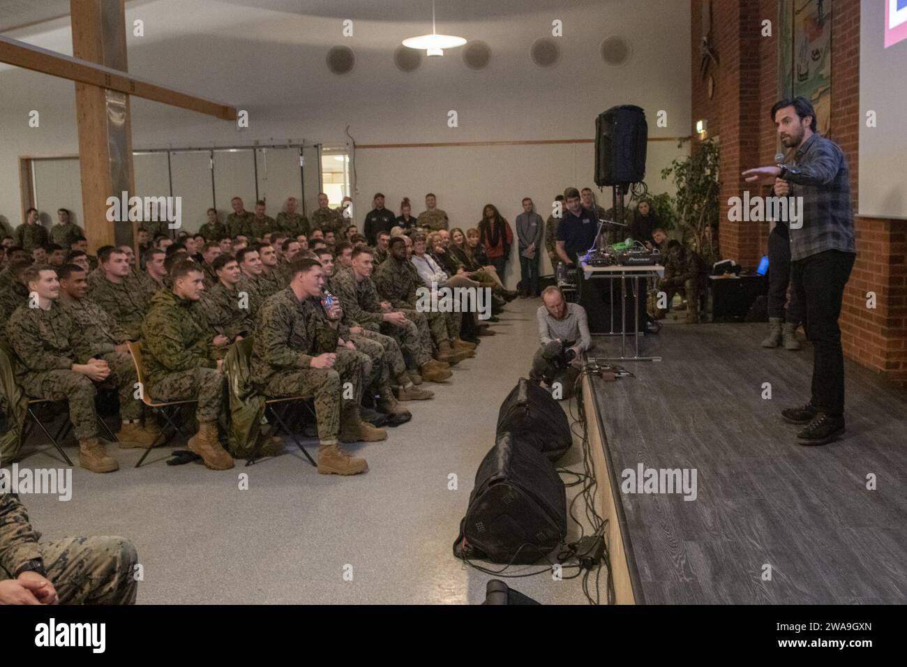 Forze militari STATUNITENSI. Joe Dunford, presidente dei Joint Chiefs of staff, incontra i membri del servizio schierati a Vaernes, Norvegia, 21 dicembre 2018. Dunford, insieme agli intrattenitori uso, ha visitato i membri del servizio che sono lontani da casa durante le vacanze in vari luoghi. Tra gli intrattenitori di quest'anno ci sono gli attori Milo Ventimiglia, Wilmer Valderrama, DJ J Dayz, Fittest Man on Earth Matt Fraser, 3 volte medaglia d'oro olimpica Shaun White, cantante di musica country Kellie Pickler e comica Jessiemae Peluso. (Foto DoD del Sottufficiale della Marina di prima classe Dominique A. Pineiro) Foto Stock