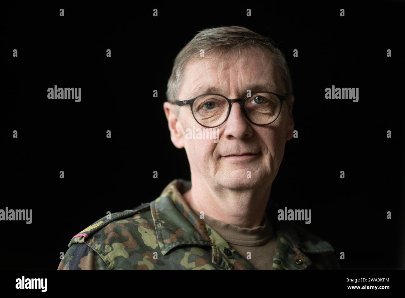 Calw, Germania. 11 dicembre 2023. Ansgar Meyer, generale di brigata dell'esercito tedesco e comandante del comando delle forze speciali (KSK), partecipa a un'intervista con l'Agenzia stampa tedesca (dpa) presso la caserma Graf Zeppelin. Con il nuovo test di reclutamento, il comando delle forze speciali sta rispondendo alle mutate esigenze e tenendo conto dell'esperienza operativa. (Al dpa "l'unità d'élite della Bundeswehr KSK ha riorganizzato il test per l'addestramento dei commando") credito: Marijan Murat/dpa/Alamy Live News Foto Stock