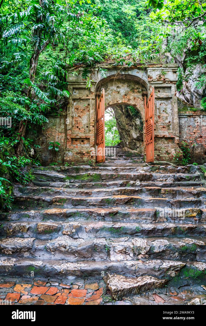 Vecchi gradini di pietra e un cancello che conduce alla montagna di marmo in Vietnam Foto Stock
