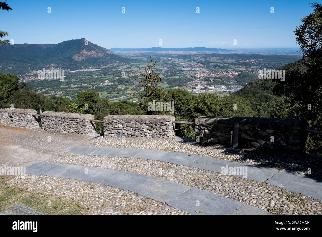 Veduta della città metropolitana di Torino dalla Sacra di San Michele, complesso religioso sul Monte Pirchiriano, situato sulla Val di Susa Foto Stock