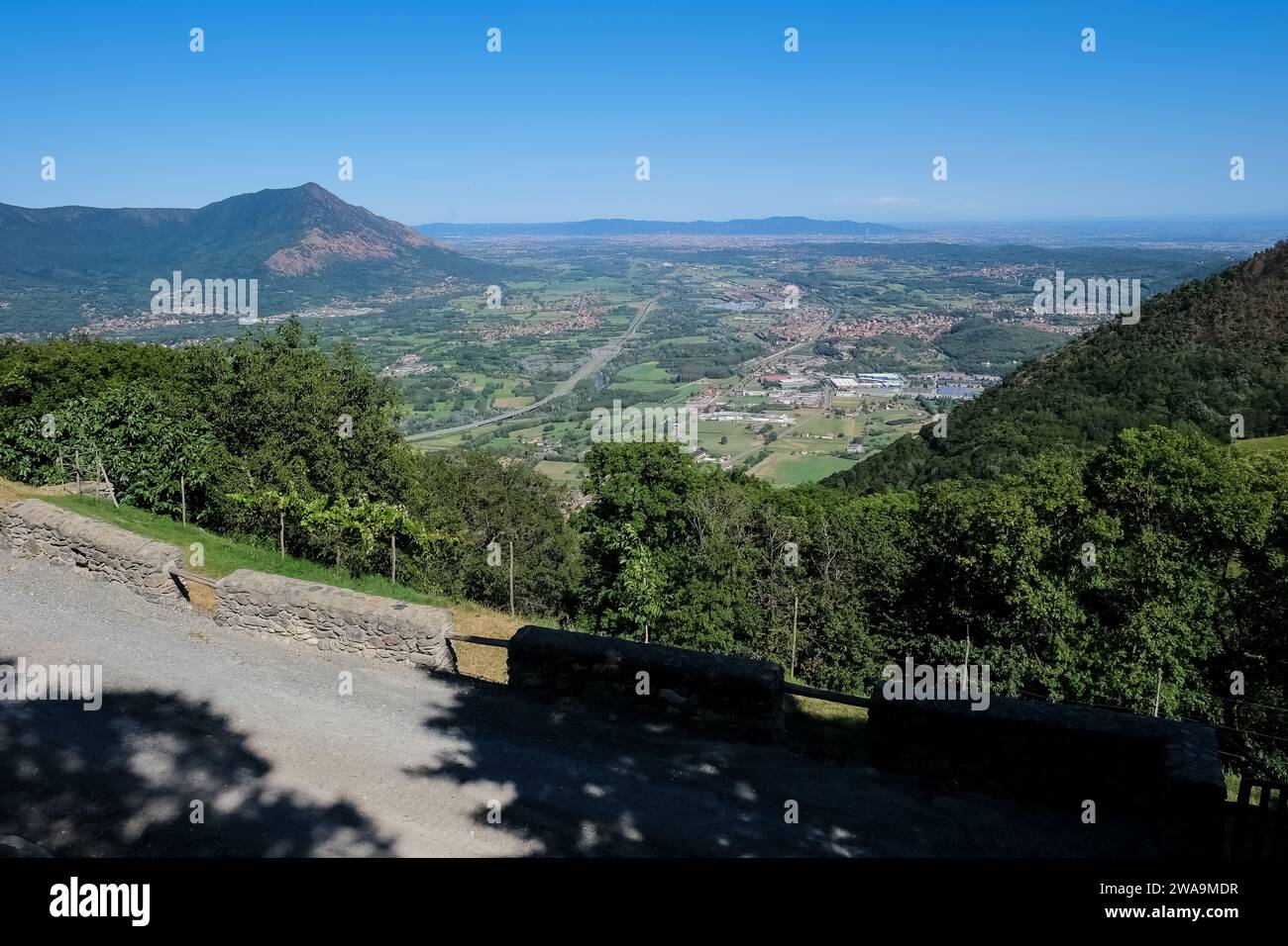 Veduta della città metropolitana di Torino dalla Sacra di San Michele, complesso religioso sul Monte Pirchiriano, situato sulla Val di Susa Foto Stock