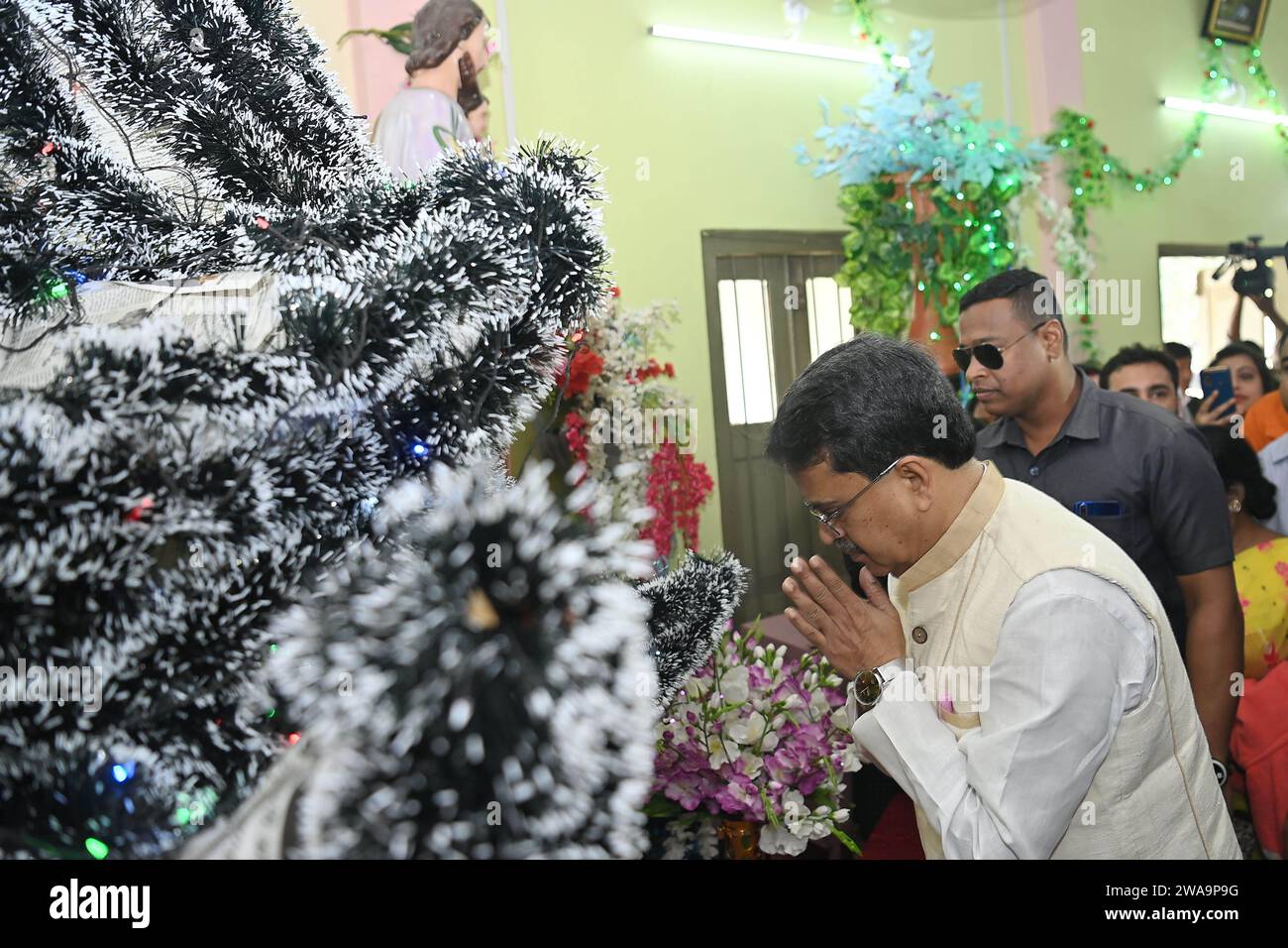 Il primo ministro di Tripura Manik Saha, partecipa alla messa di Natale presso la chiesa di Mariam Nagar ad Agartala. Tripura, India. Foto Stock