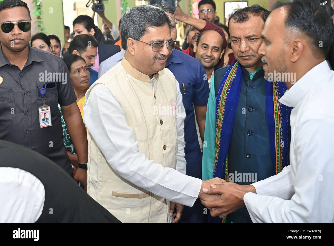 Il primo ministro di Tripura Manik Saha, partecipa alla messa di Natale presso la chiesa di Mariam Nagar ad Agartala. Tripura, India. Foto Stock