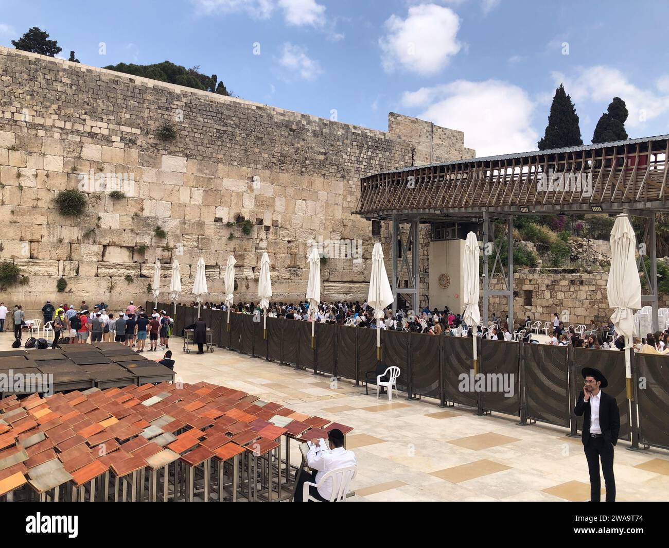 Gerusalemme, Israele - 19 maggio 2023: I fedeli ebrei pregano al muro del pianto a Gerusalemme, Israele. Foto Stock