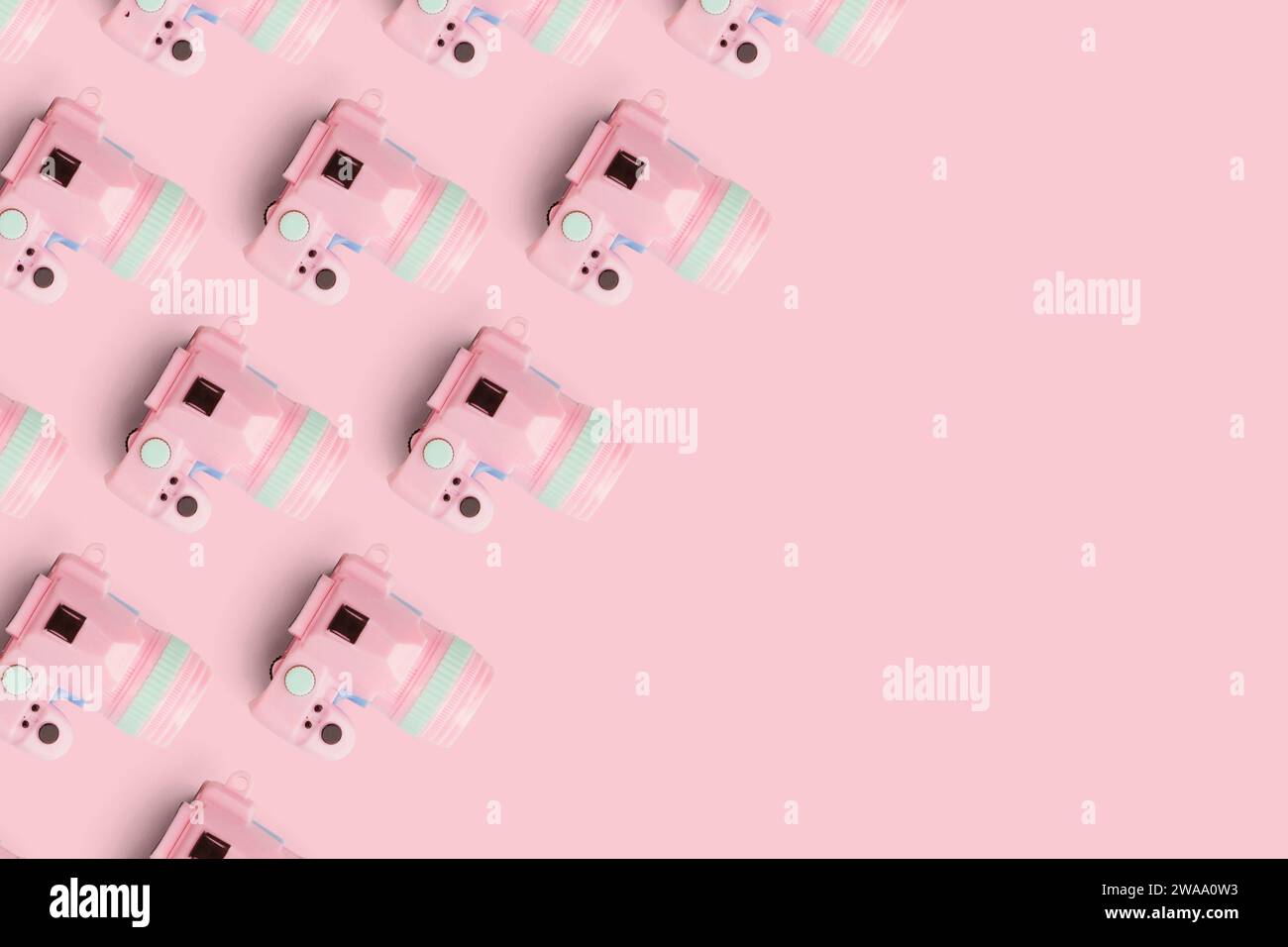 Pattern con fotocamera su sfondo color pastello, vista dall'alto Foto Stock