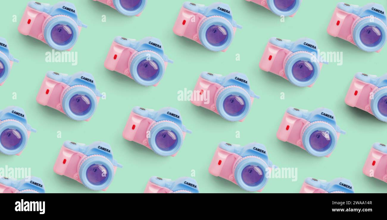 Pattern con fotocamera su sfondo color pastello, vista dall'alto Foto Stock