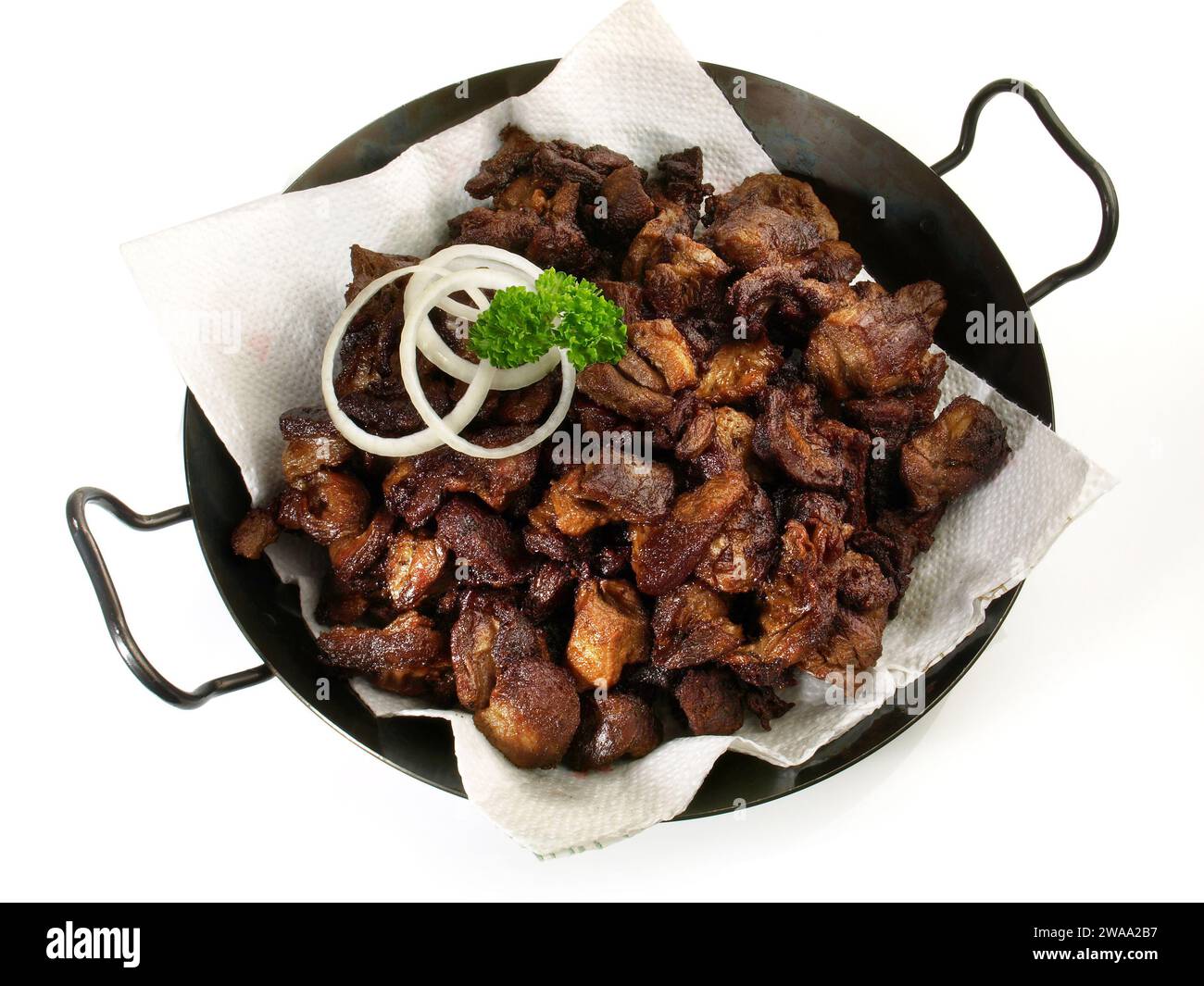 Carne fritta in padella isolata su sfondo bianco Foto Stock
