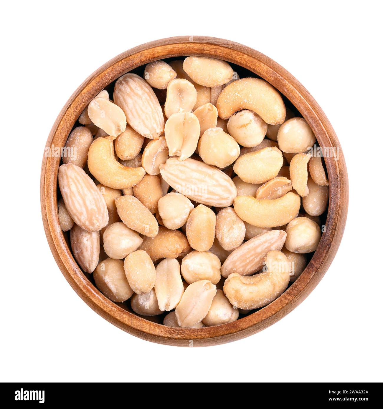 Mescolare le noci, la miscela di noci arrostite e salate, in un recipiente di legno. Snack, composto da arachidi, nocciole, anacardi e mandorle scottate. Foto Stock