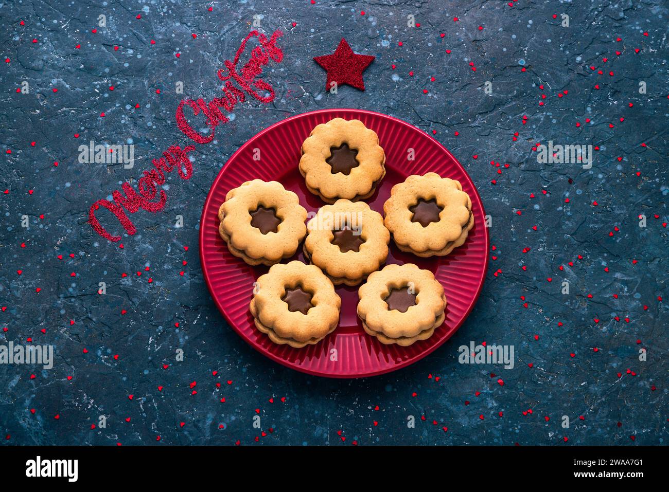 Biscotti tradizionali di Natale Linzer, biscotti austriaci o tedeschi con crosta di pasta frolla e ripieno di marmellate, sfondo natalizio Foto Stock