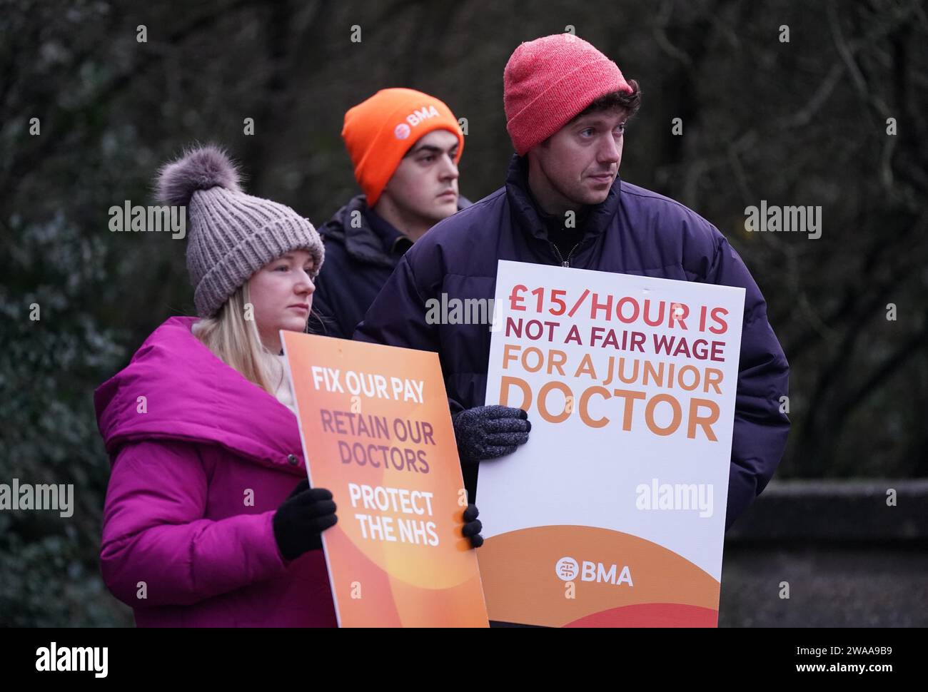 Medici junior e membri della British Medical Association (BMA) fuori dal Queen's Medical Centre, Nottingham, mentre prendono a picchetto linee per sei giorni durante la loro continua disputa sulla paga. Data foto: Mercoledì 3 gennaio 2024. Foto Stock
