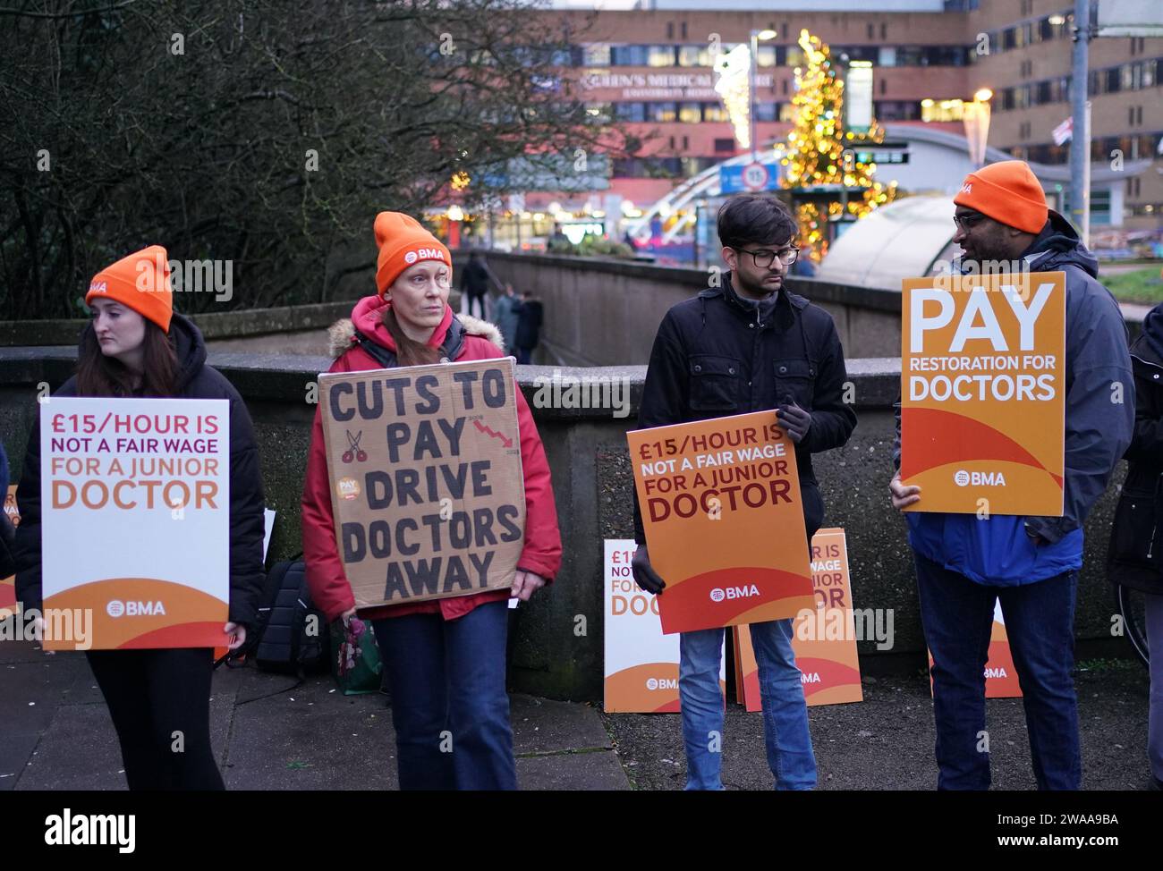 Medici junior e membri della British Medical Association (BMA) fuori dal Queen's Medical Centre, Nottingham, mentre prendono a picchetto linee per sei giorni durante la loro continua disputa sulla paga. Data foto: Mercoledì 3 gennaio 2024. Foto Stock