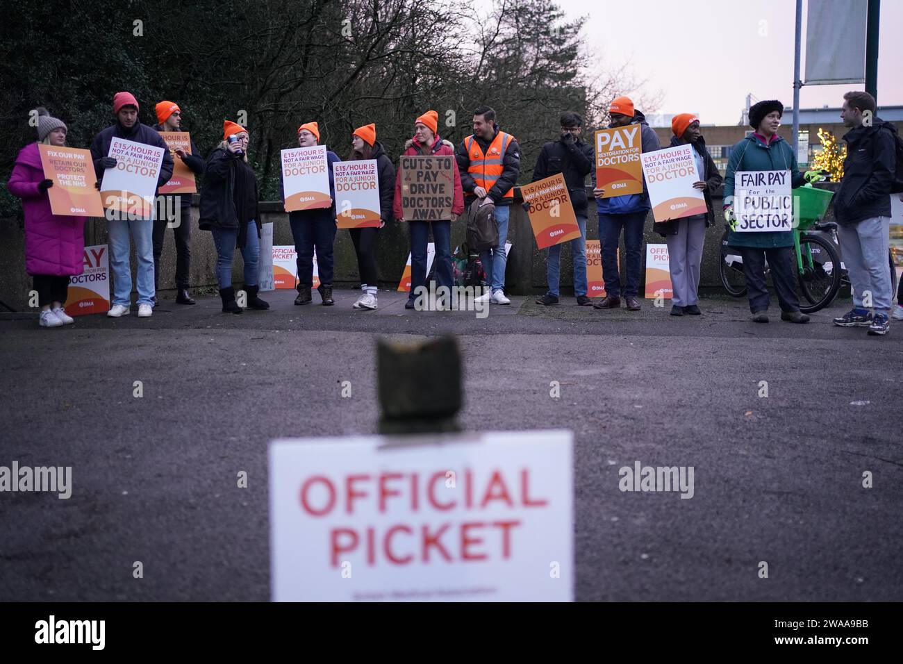 Medici junior e membri della British Medical Association (BMA) fuori dal Queen's Medical Centre, Nottingham, mentre prendono a picchetto linee per sei giorni durante la loro continua disputa sulla paga. Data foto: Mercoledì 3 gennaio 2024. Foto Stock