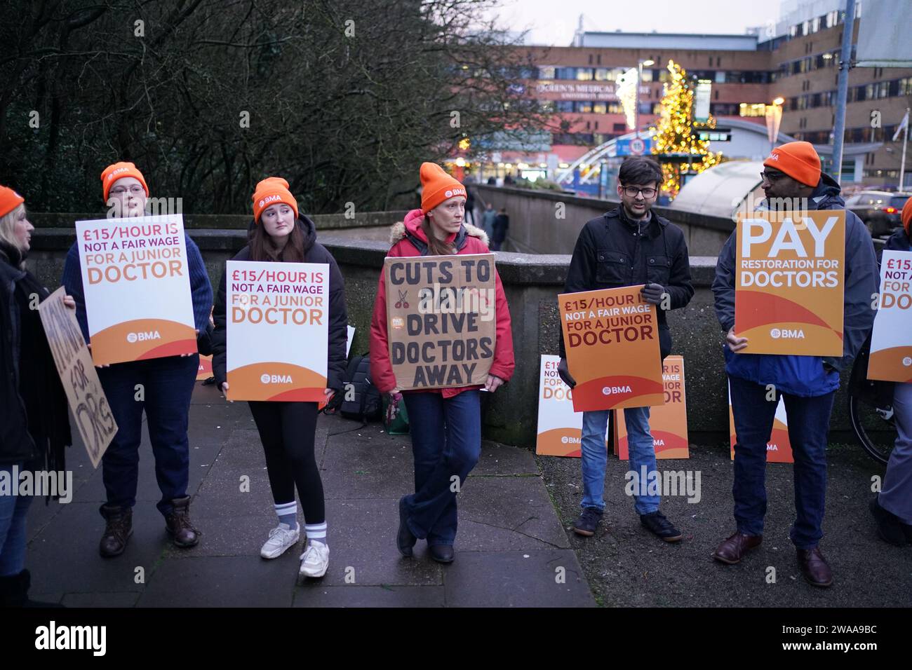 Medici junior e membri della British Medical Association (BMA) fuori dal Queen's Medical Centre, Nottingham, mentre prendono a picchetto linee per sei giorni durante la loro continua disputa sulla paga. Data foto: Mercoledì 3 gennaio 2024. Foto Stock