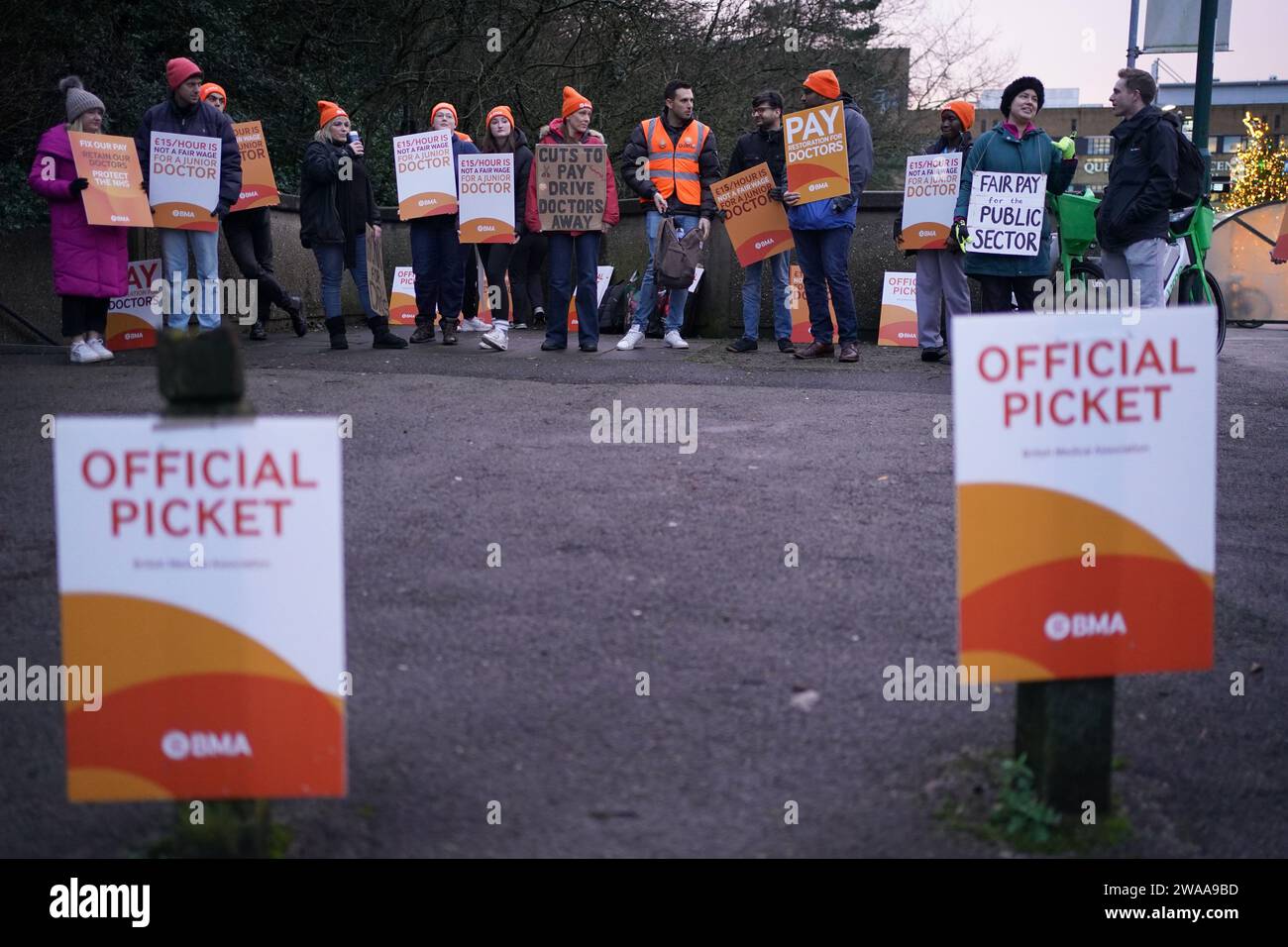 Medici junior e membri della British Medical Association (BMA) fuori dal Queen's Medical Centre, Nottingham, mentre prendono a picchetto linee per sei giorni durante la loro continua disputa sulla paga. Data foto: Mercoledì 3 gennaio 2024. Foto Stock