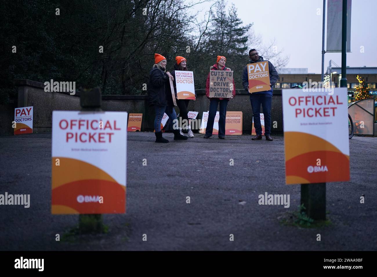 Medici junior e membri della British Medical Association (BMA) fuori dal Queen's Medical Centre, Nottingham, mentre prendono a picchetto linee per sei giorni durante la loro continua disputa sulla paga. Data foto: Mercoledì 3 gennaio 2024. Foto Stock