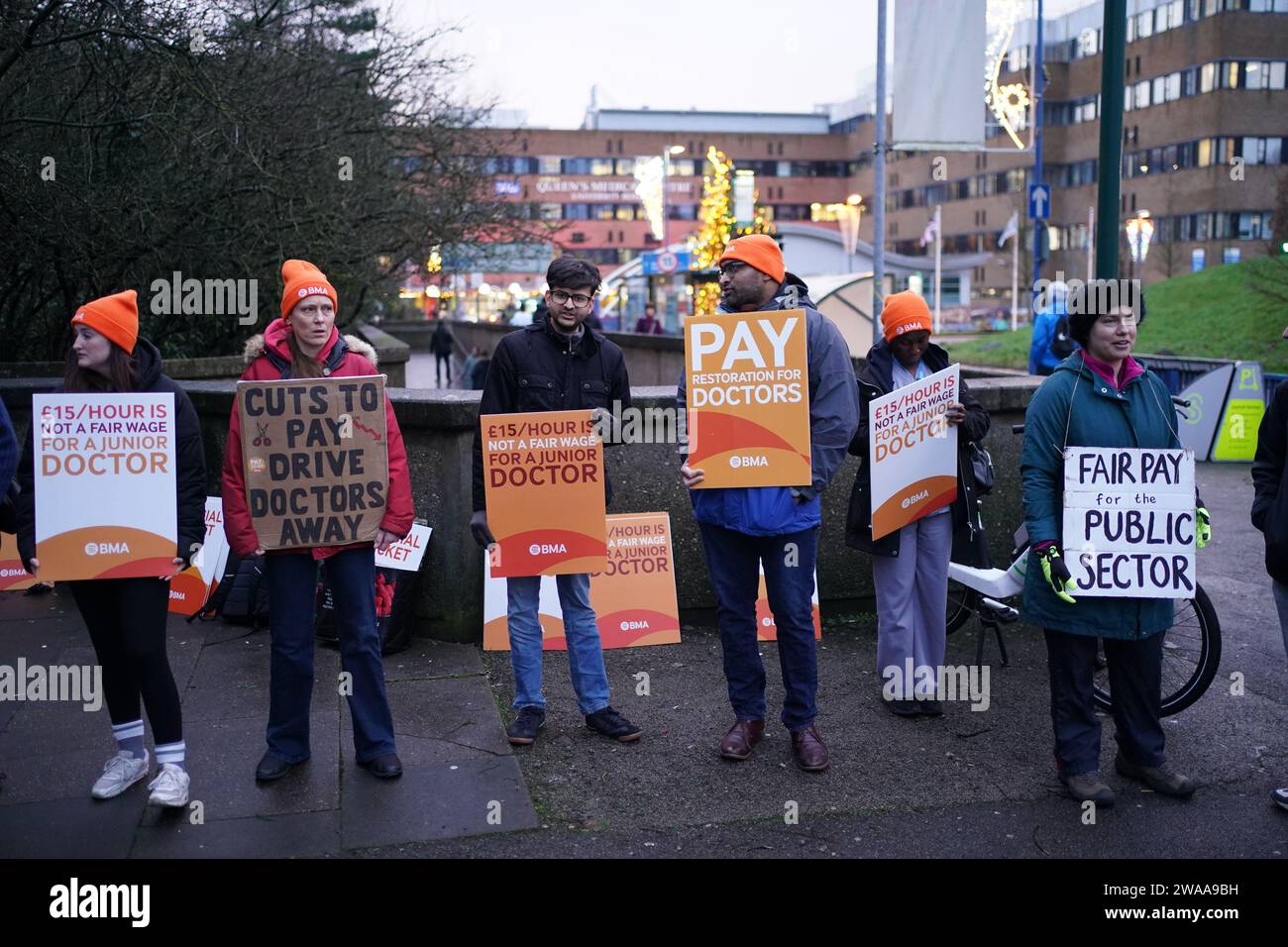 Medici junior e membri della British Medical Association (BMA) fuori dal Queen's Medical Centre, Nottingham, mentre prendono a picchetto linee per sei giorni durante la loro continua disputa sulla paga. Data foto: Mercoledì 3 gennaio 2024. Foto Stock