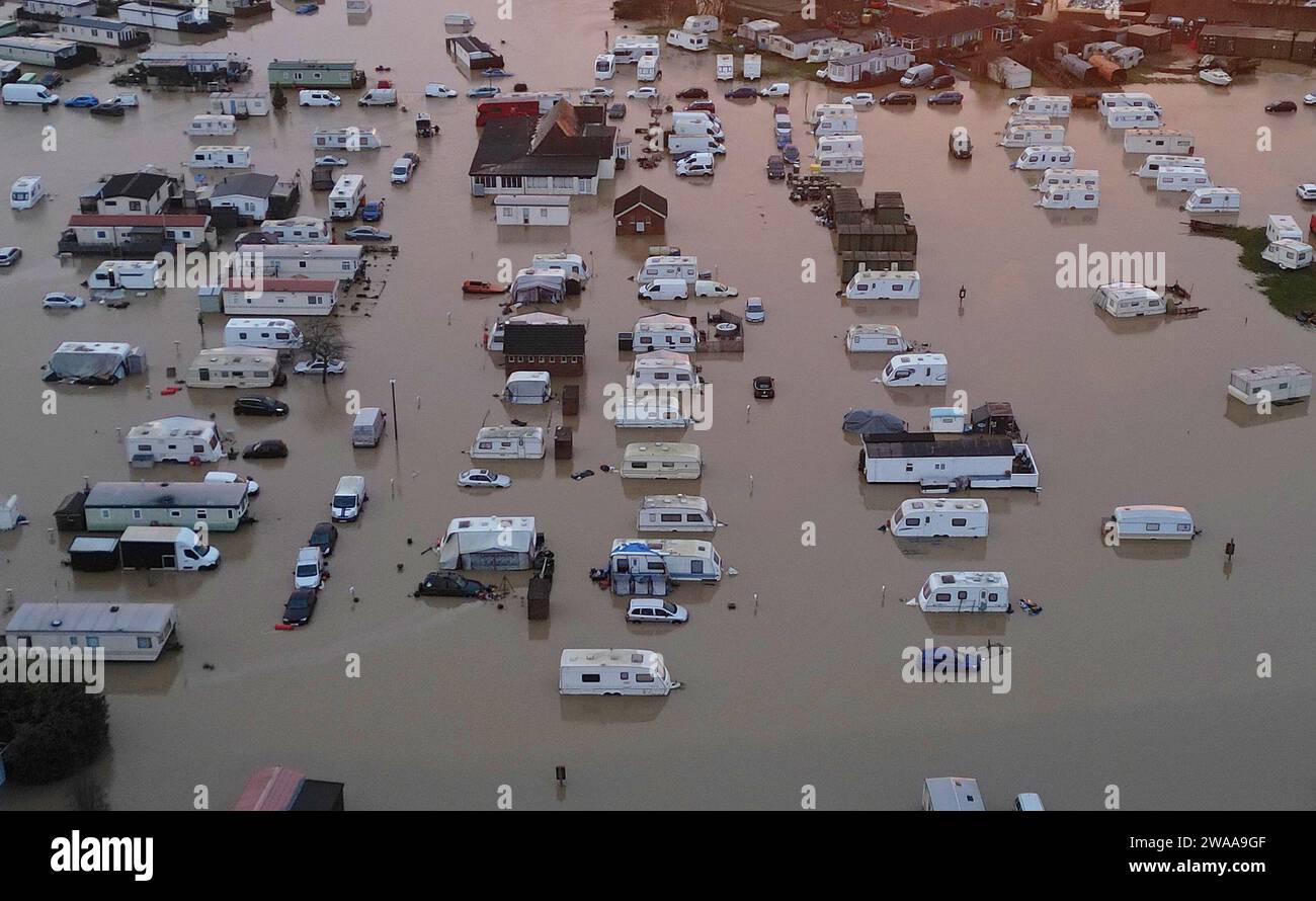 Barrow Upon Soar, Leicestershire, Regno Unito. 3 gennaio 2024. Meteo del Regno Unito. Le roulotte al parco divertimenti ProctorÕs si trovano in acque alluvionali dal fiume Soar. La pioggia battente ha colpito un'ampia zona del Regno Unito con la piccola ma potente tempesta Henk. Credit Darren Staples/Alamy Live News. Foto Stock