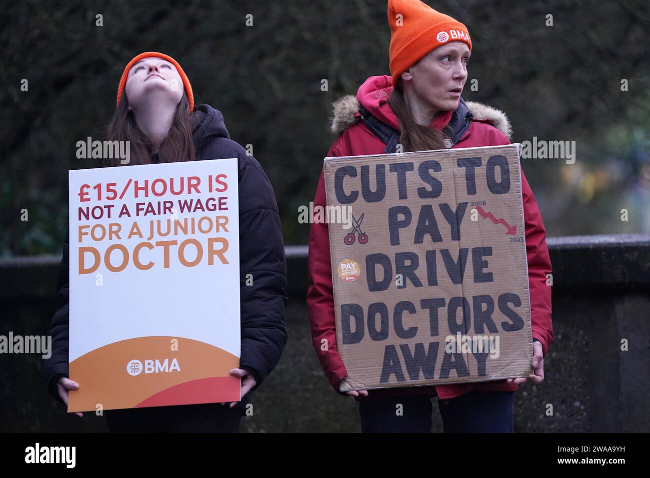 Medici junior e membri della British Medical Association (BMA) fuori dal Queen's Medical Centre, Nottingham, mentre prendono a picchetto linee per sei giorni durante la loro continua disputa sulla paga. Data foto: Mercoledì 3 gennaio 2024. Foto Stock