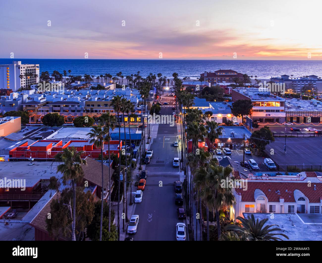 Vista aerea di Santa Monica con Bay Street che si dirige verso l'oceano al crepuscolo, colori rosa e lavanda. Foto Stock