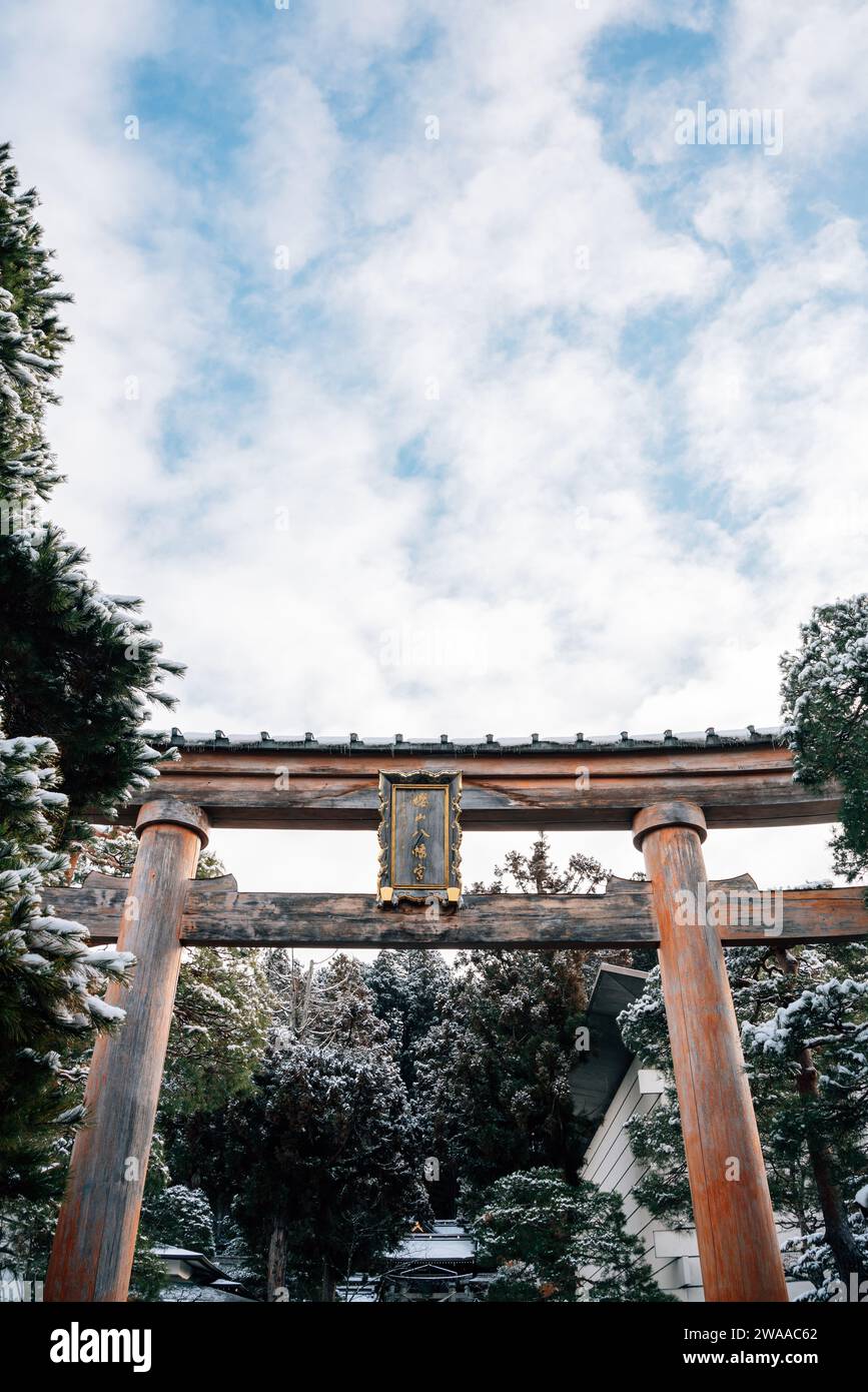 Sakurayama Hachimangu Shrine porta Torii e albero con neve invernale a Takayama, Gifu, Giappone Foto Stock
