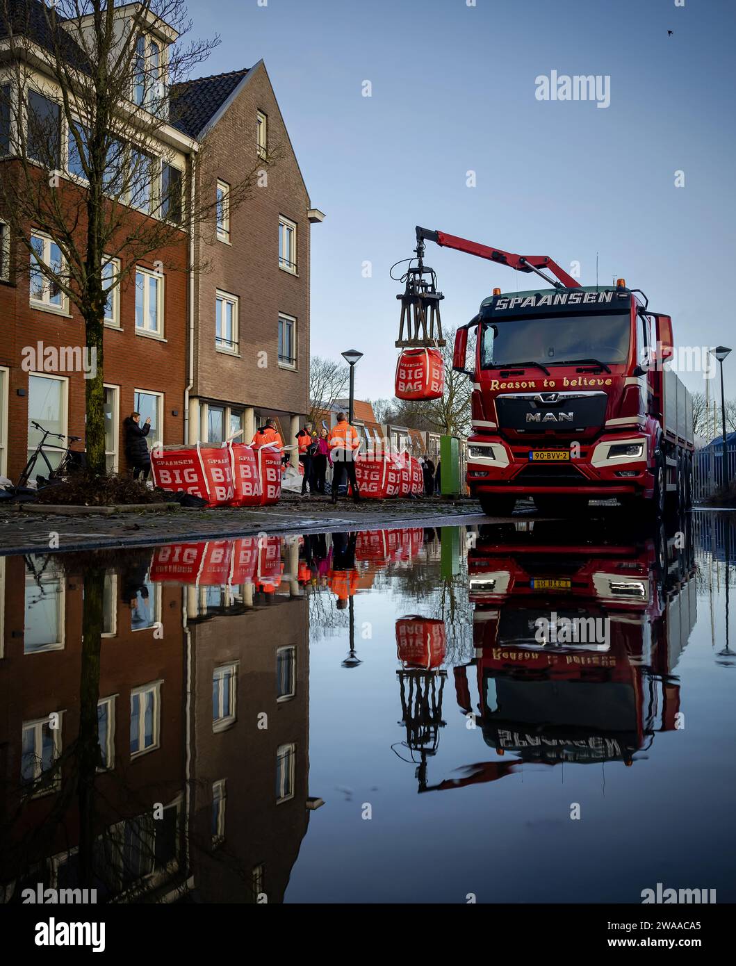 Hoorn, Paesi Bassi. 3 gennaio 2024. HOORN - un dipendente comunale colloca sacchi di sabbia extra come precauzione in una strada allagata vicino al Markermeer dopo la prima tempesta di quest'anno, che è stata chiamata Henk. ANP ROBIN VAN LONKHUIJSEN paesi bassi Out - belgio Out credito: ANP/Alamy Live News Foto Stock