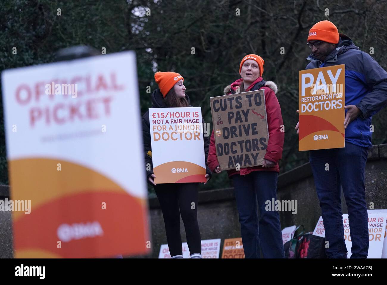 Medici junior e membri della British Medical Association (BMA) fuori dal Queen's Medical Centre, Nottingham, mentre prendono a picchetto linee per sei giorni durante la loro continua disputa sulla paga. Data foto: Mercoledì 3 gennaio 2024. Foto Stock