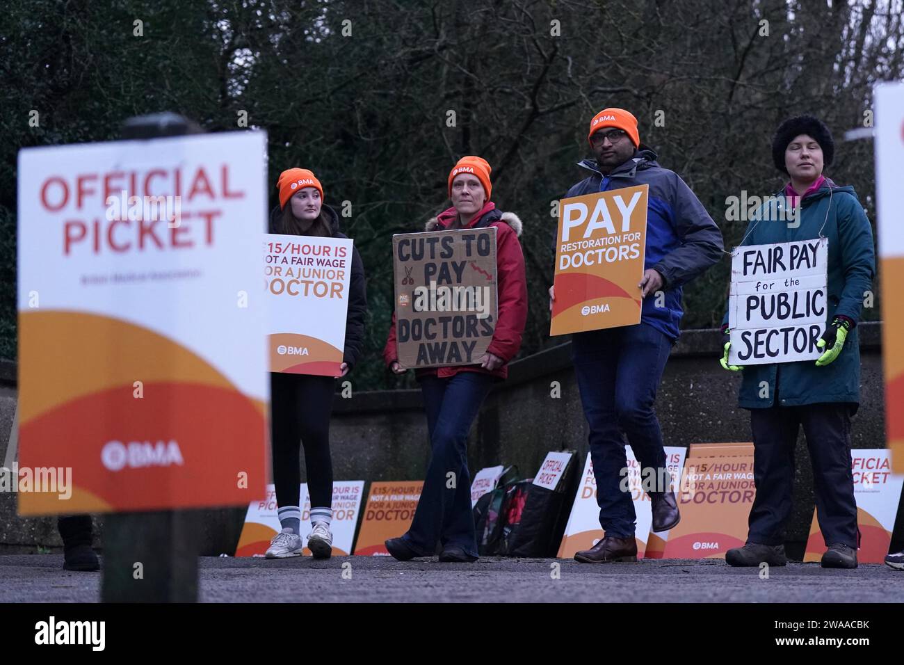 Medici junior e membri della British Medical Association (BMA) fuori dal Queen's Medical Centre, Nottingham, mentre prendono a picchetto linee per sei giorni durante la loro continua disputa sulla paga. Data foto: Mercoledì 3 gennaio 2024. Foto Stock