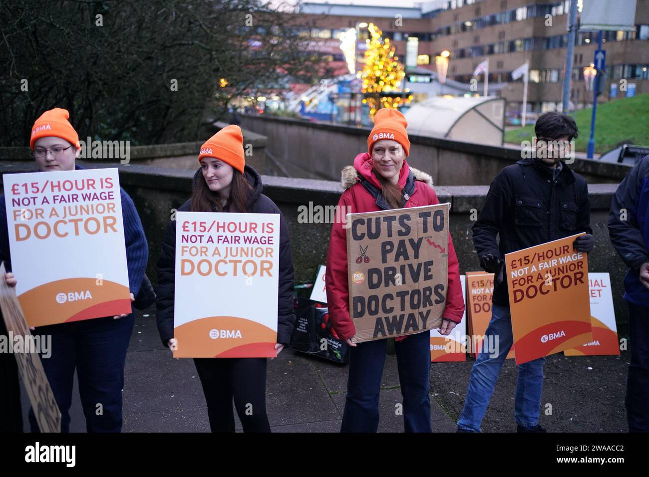 Medici junior e membri della British Medical Association (BMA) fuori dal Queen's Medical Centre, Nottingham, mentre prendono a picchetto linee per sei giorni durante la loro continua disputa sulla paga. Data foto: Mercoledì 3 gennaio 2024. Foto Stock