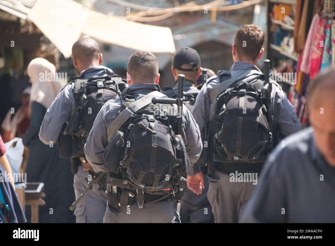 Le forze di sicurezza israeliane pattugliano le strade storiche della città Vecchia di Tel-Aviv, garantendo sicurezza e ordine. Foto Stock