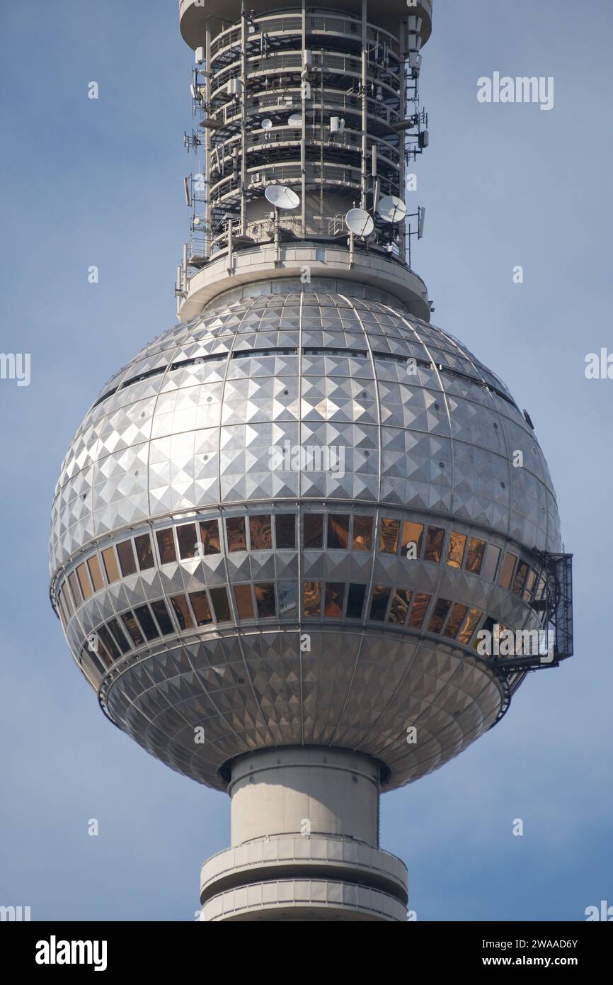 Questo dettagliato primo piano cattura la facciata futuristica della torre della televisione di Berlino, simbolo dell'innovazione e della tecnologia tedesca. Foto Stock