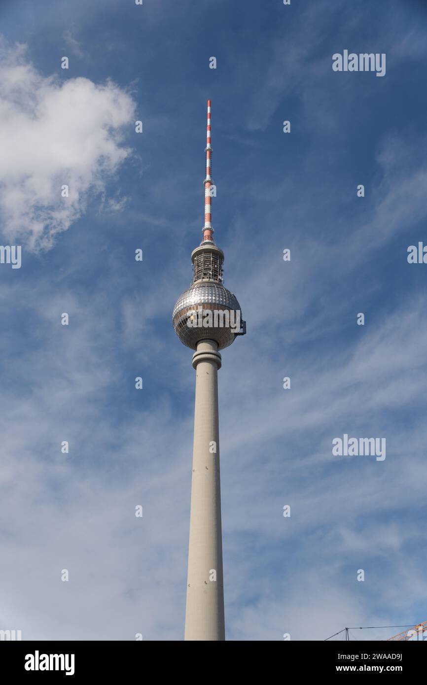 La torre della televisione di Berlino si erge su un cielo azzurro, una testimonianza dell'abilità architettonica e della pianificazione urbana della Germania. Foto Stock