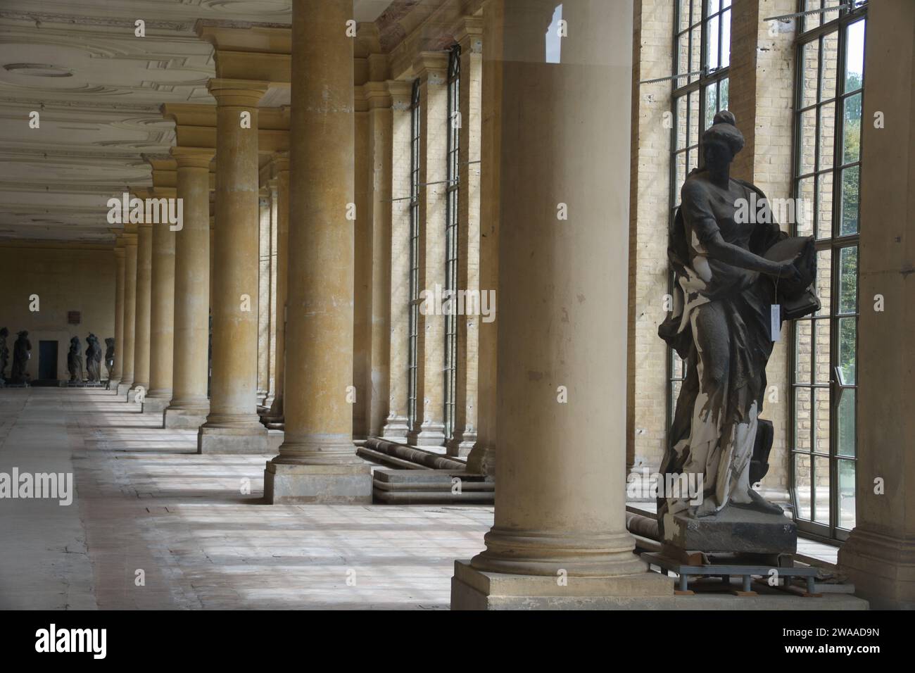 Un tranquillo colonnato adornato con sculture classiche cattura l'atmosfera tranquilla e storica di Potsdam, invitante riflessione e ammirazione. Foto Stock