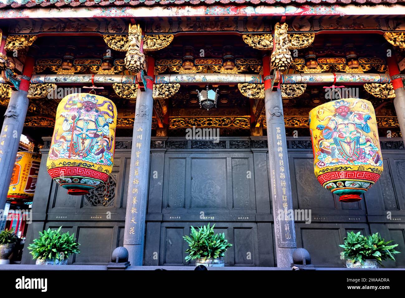 Interno del Tempio Bangka Lungshan (Longshan), Taipei, Taiwan Foto Stock