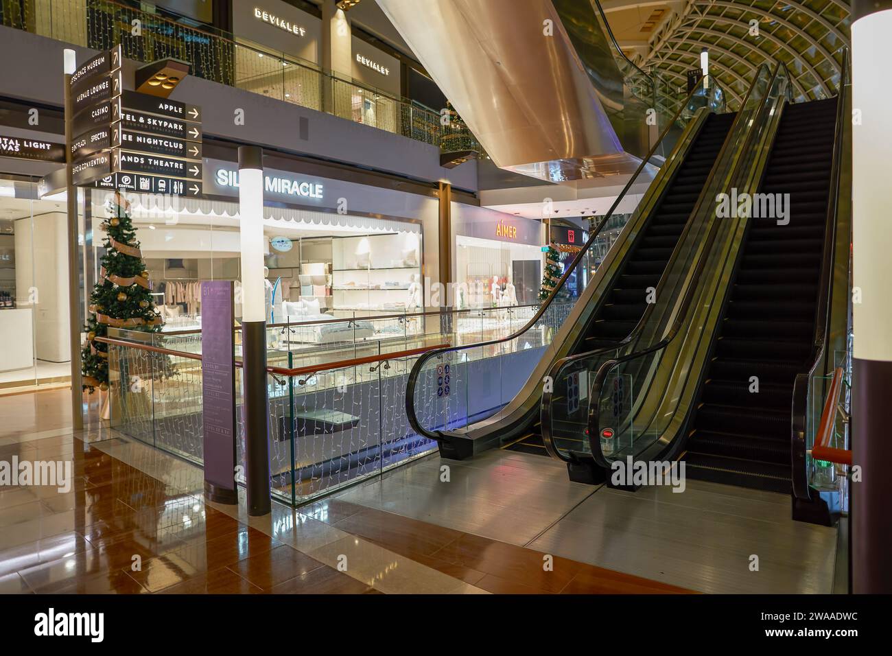 SINGAPORE - 5 NOVEMBRE 2023: Foto d'interni degli Shoppes a Marina Bay Sands. Foto Stock