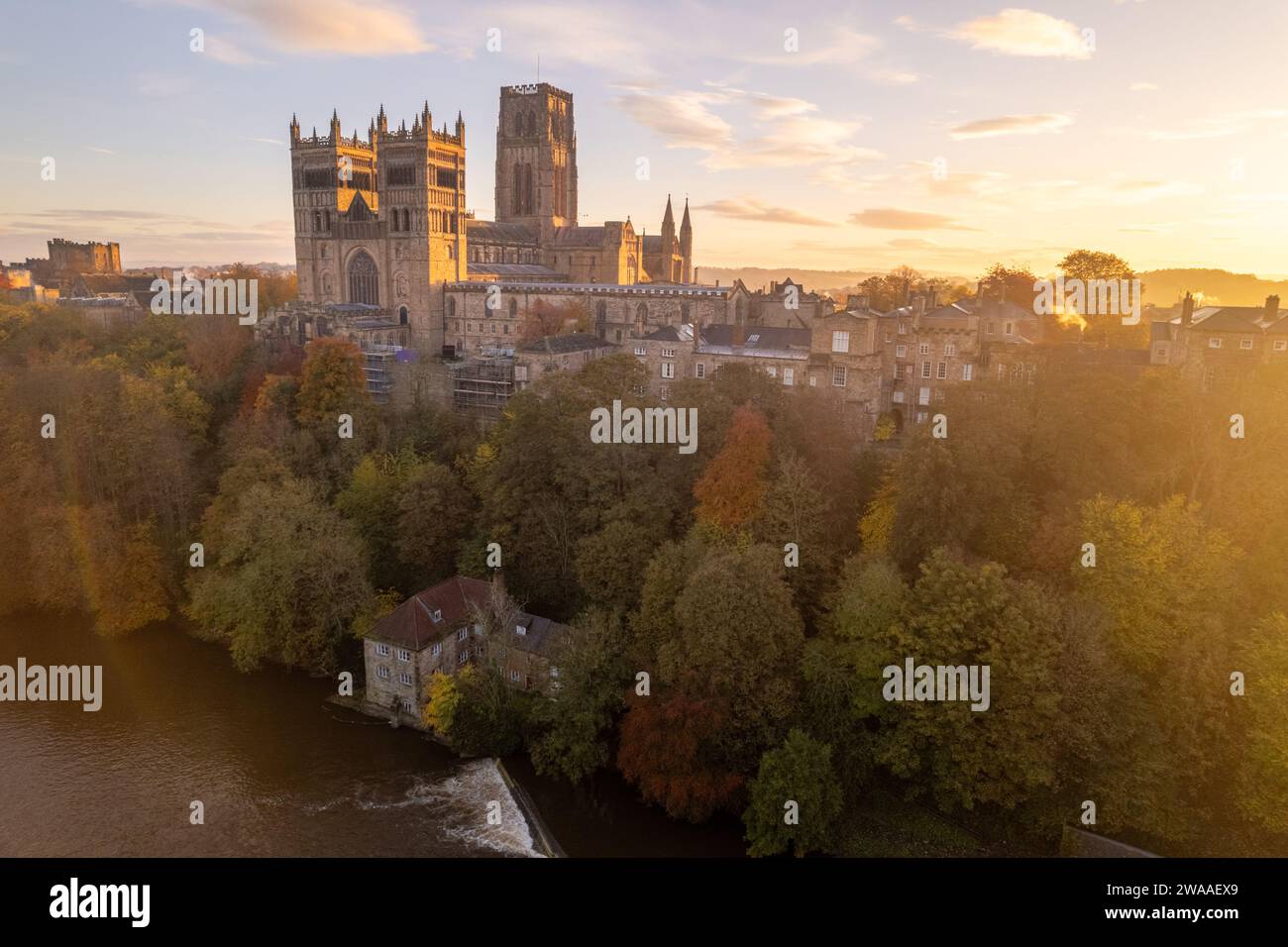 Incredibile ripresa aerea all'alba della Cattedrale di Durham e del fiume Wear al culmine dell'autunno Foto Stock