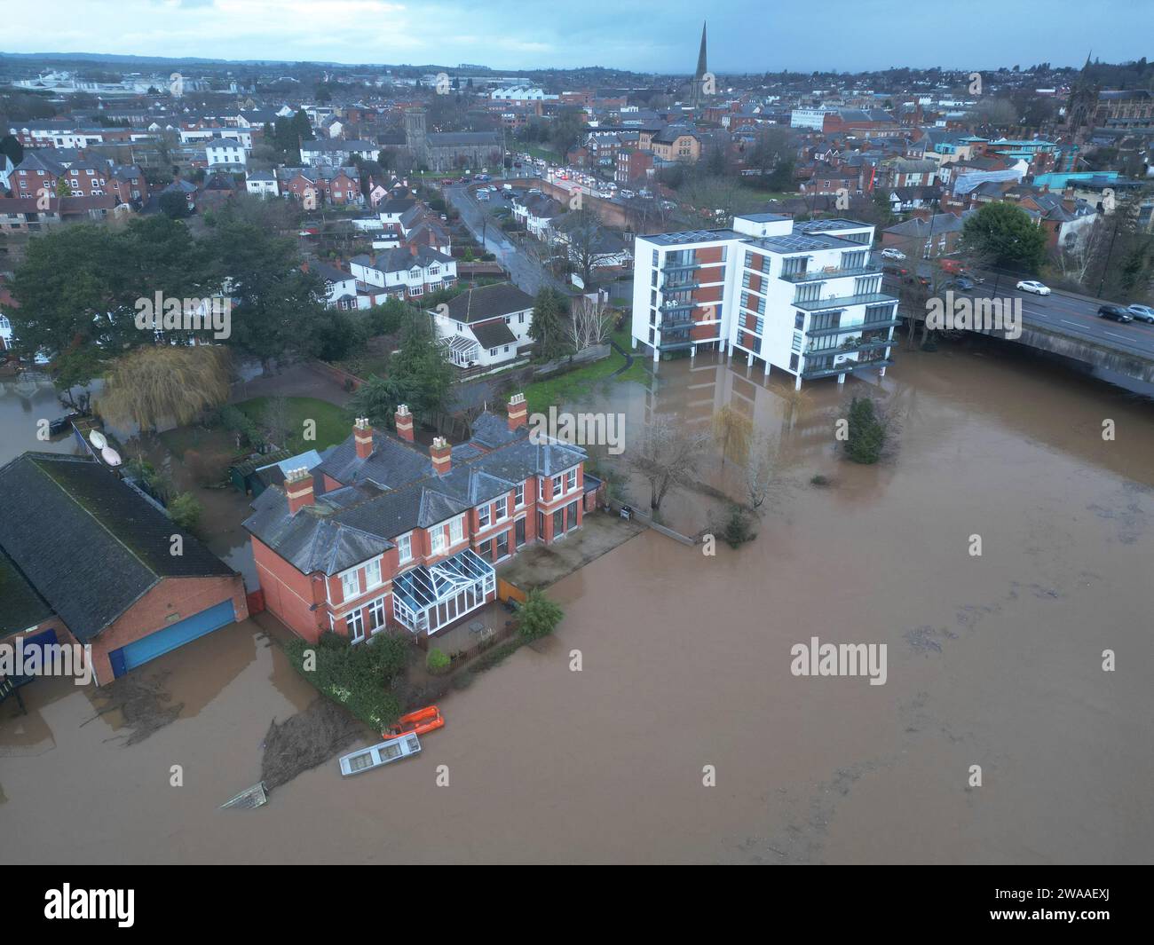 Hereford, Herefordshire, Regno Unito – mercoledì 3 gennaio 2024 – tempo britannico – Vista aerea con drone delle inondazioni nella città di Hereford dal fiume Wye – il livello del fiume che attraversa Hereford era di 5,03 m alle 9:15 di questa mattina e ancora in aumento, con conseguente inondazione nell'area dei Greyfriars di la città – un allarme di alluvione dell'Agenzia ambientale suggerisce che potrebbe raggiungere un picco di 5,20 m in quest'ultimo giorno. Foto Steven May / Alamy Live News Foto Stock