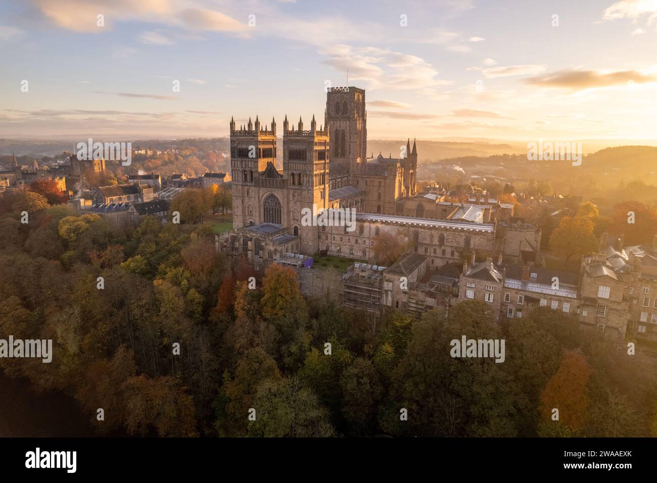 Scatto con drone della Cattedrale di Durham in una splendida luce autunnale all'alba Foto Stock