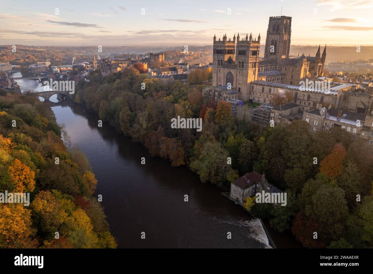 Foto aerea del fiume Wear e della cattedrale di Durham in una splendida mattinata autunnale nel 2023 Foto Stock