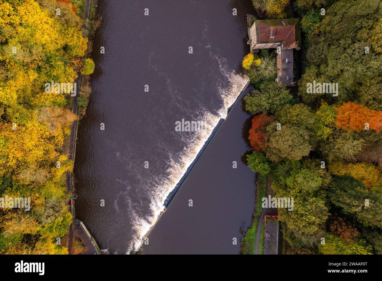 Vista aerea dall'alto di Cron Mill e Weir on River Wear al culmine dell'autunno Foto Stock