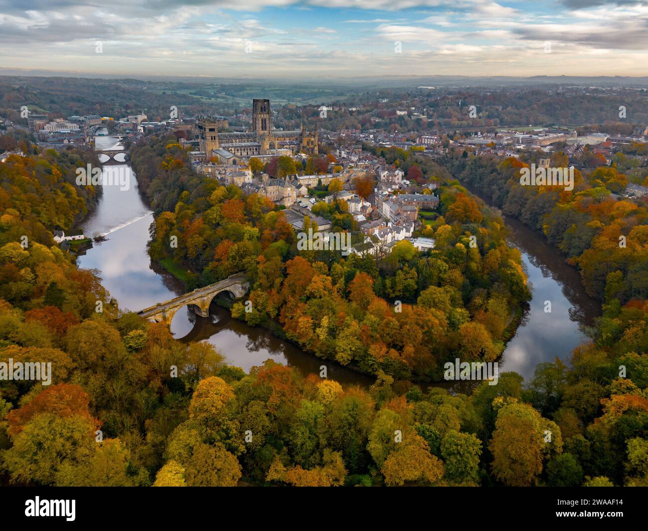 Vista panoramica aerea dell'intera città di Durham e del fiume Wear in piena autunno Foto Stock