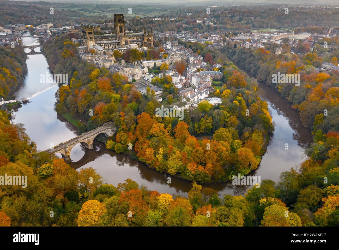 Vista panoramica aerea dell'intera città di Durham e del fiume Wear in piena autunno Foto Stock