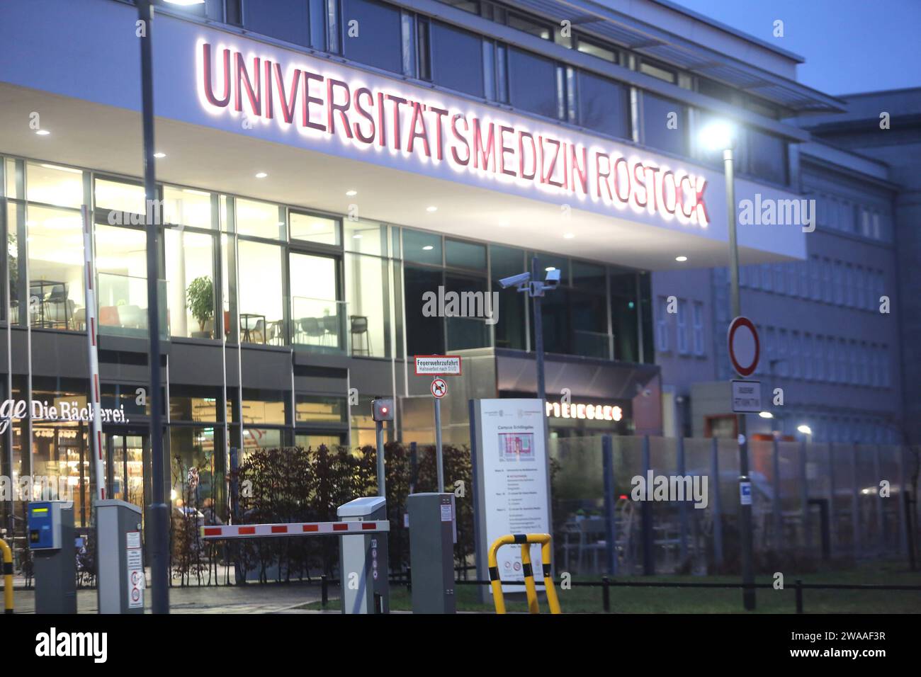 Blick am Dienstag 02.01.2024 in der Hanse- und Universitätsstadt Rostock auf Universitäre Notfallzentrum UNZ der örtlichen Universitätsmedizin. *** Vista il martedì 02 01 2024 in anseatico e Università città di Rostock su University Emergency Center UNZ della medicina universitaria locale Foto Stock