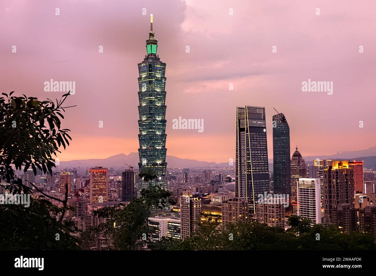 Taipei 101 al tramonto, vista da Elephant Peak, Taipei, Taiwan Foto Stock