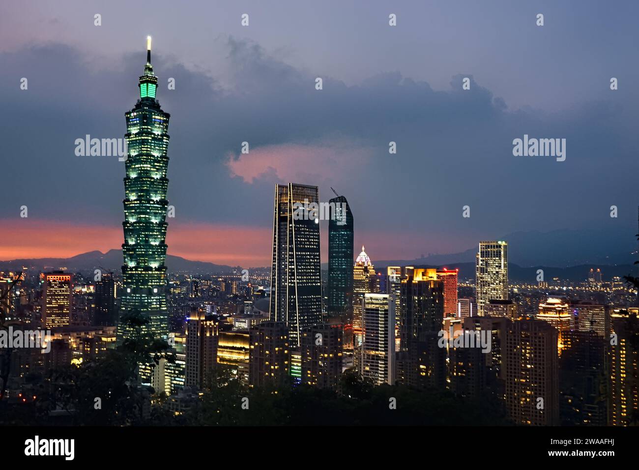 Taipei 101 al tramonto, vista da Elephant Peak, Taipei, Taiwan Foto Stock