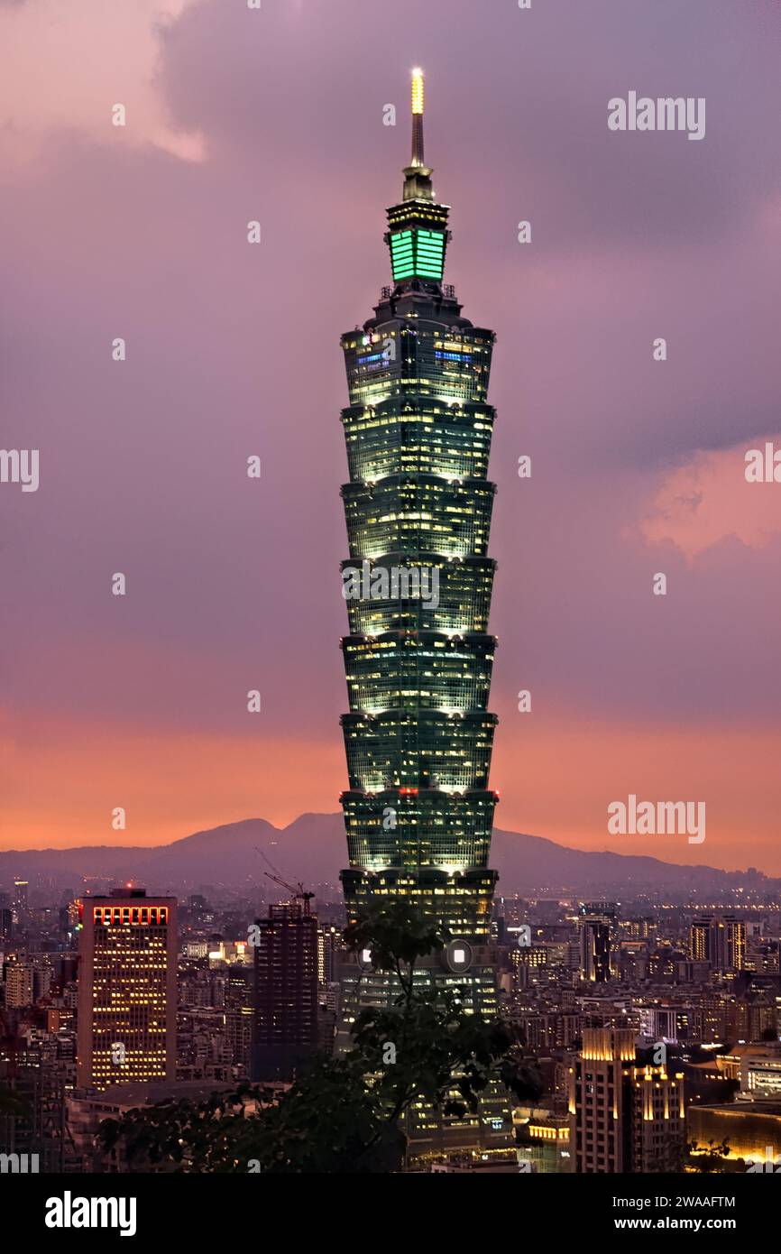 Taipei 101 al tramonto, vista da Elephant Peak, Taipei, Taiwan Foto Stock