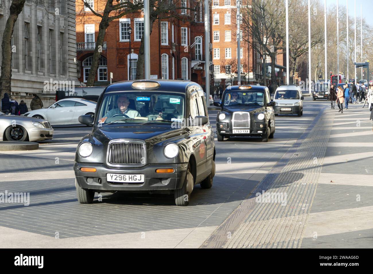 Londra, Inghilterra, Regno Unito - 13 febbraio 2017: Taxi nero, tradizionale e iconico taxi londinese in strada Foto Stock