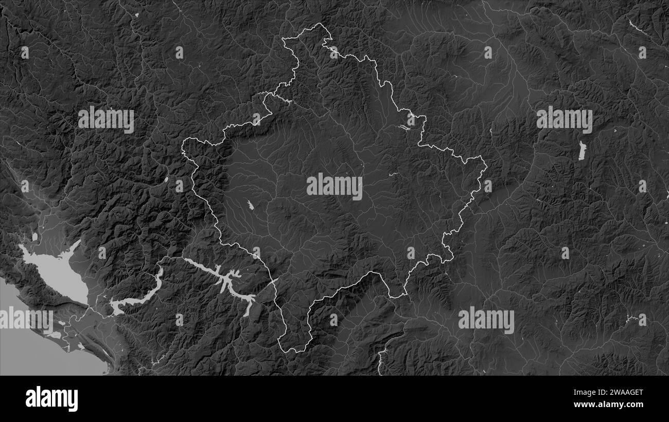 Kosovo delineato su una mappa di elevazione in scala di grigi con laghi e fiumi Foto Stock